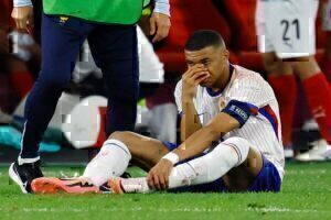 Γαλλία: Πλήγμα με Εμπαπέ – Δεν παίζει με την Ολλανδία, συνεχίζει με μάσκα στη διοργάνωση