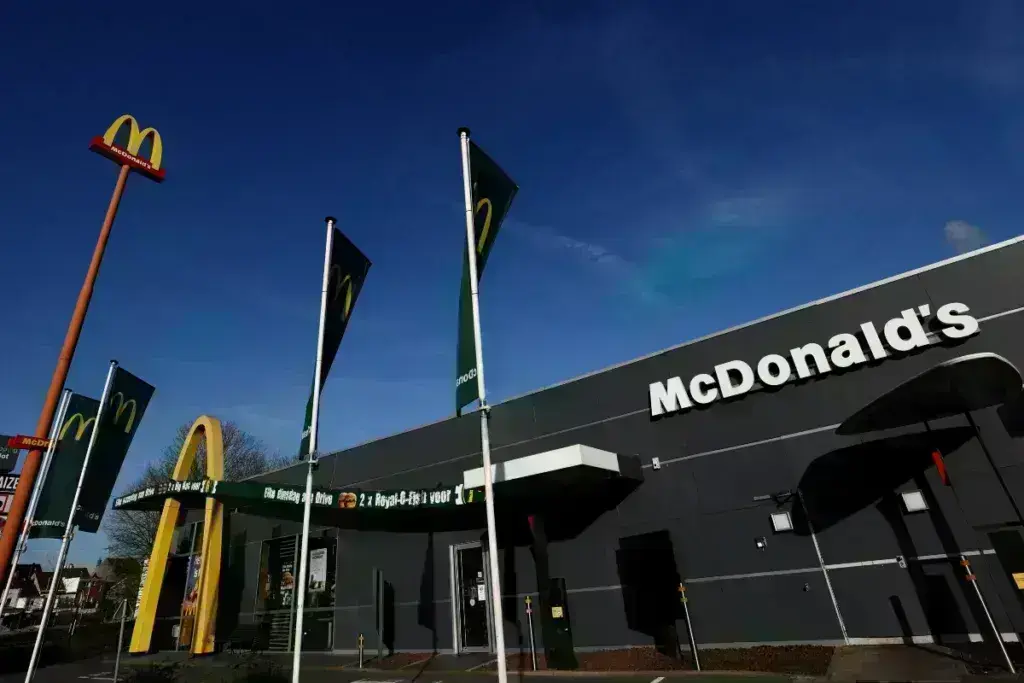 McDonald’s: Δικαστική απόφαση «βόμβα» για την παγκόσμια αλυσίδα – Έχασε το εμπορικό σήμα «Big