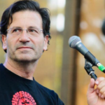 Θανάσης Παπακωνσταντίνου: Αποσύρεται από τις συναυλίες! – «Κρατήστε τα τραγούδια και ξεχάστε με» [βίντεο]