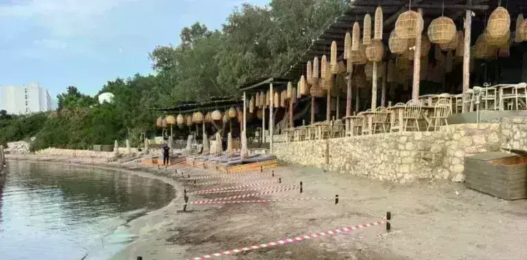 Ρόδος: Ελεύθερη και πάλι η παραλία- Τέλος οι ξαπλώστρες από τη θάλασσα