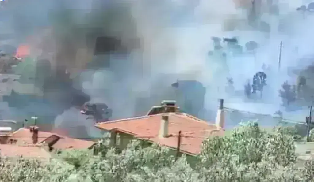 Φωτιά τώρα στην Κερατέα: Καίγονται σπίτια – Μήνυμα του 112 για εκκένωση οικισμών