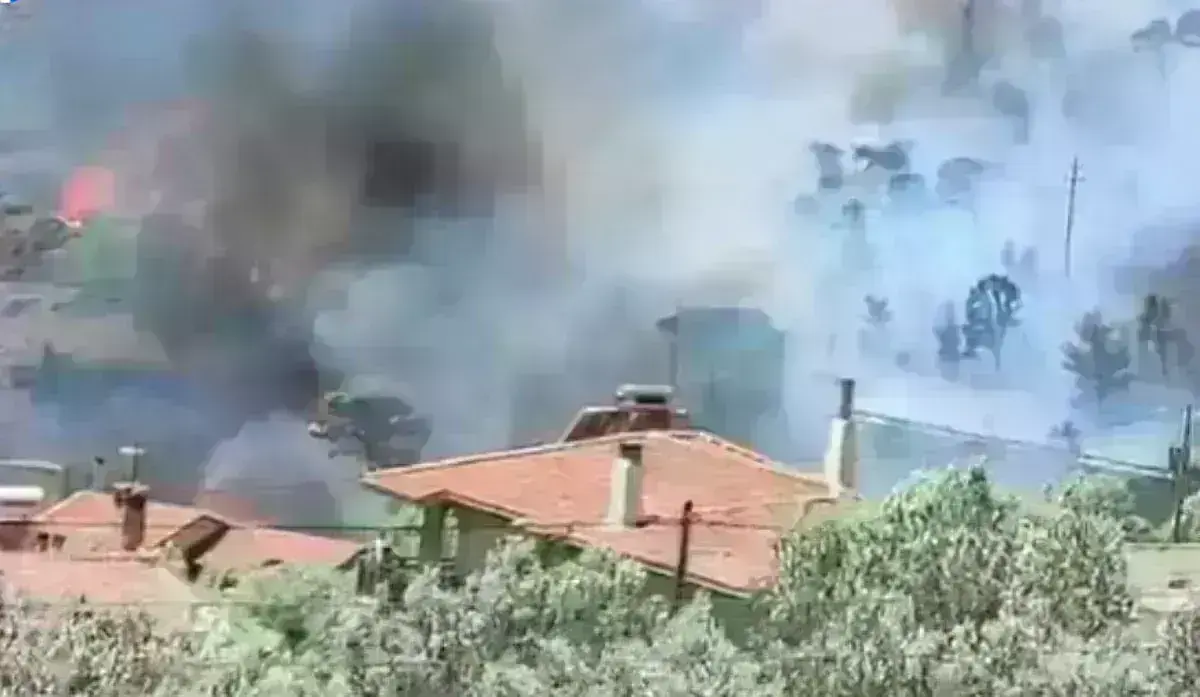 Φωτιά τώρα στην Κερατέα: Καίγονται σπίτια - Μήνυμα του 112 για εκκένωση οικισμών