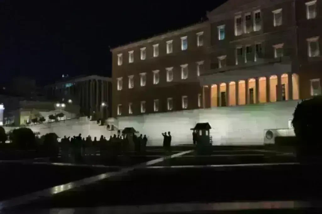 Σύνταγμα: Αιφνιδιαστικό μπλακ άουτ – Τροχονόμοι διευκολύνουν την κυκλοφορία [βίντεο]
