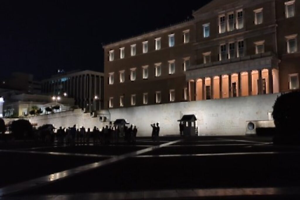 Σύνταγμα: Αιφνιδιαστικό μπλακ άουτ – Τροχονόμοι διευκολύνουν την κυκλοφορία [βίντεο]