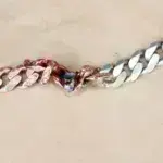 Σοκ: Το κολιέ έσωσε τη ζωή του- Η σφαίρα σφηνώθηκε ανάμεσά του!