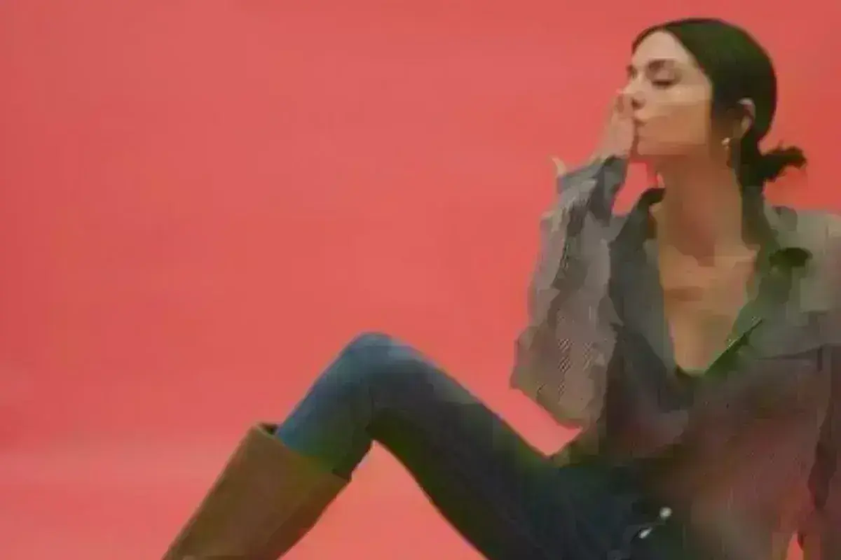 Το ξύλινο σαλόνι κάνει τη διαφορά – Αυτό είναι το σπίτι της Σοφίας Καρβέλα στη Νέα Υόρκη