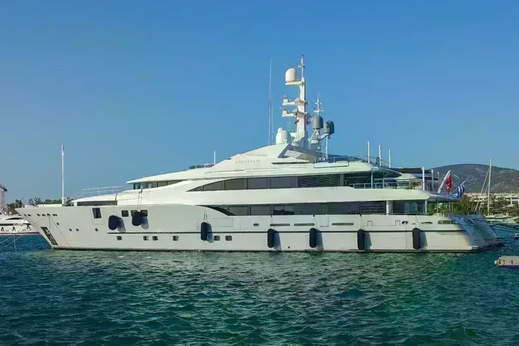 Φωτιά στην Ύδρα: Συνελήφθησαν 13 επιβάτες που έριξαν πυροτεχνήματα - Κατασχέθηκε η θαλαμηγός