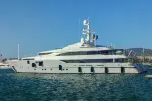 Φωτιά στην Ύδρα: Συνελήφθησαν 13 επιβάτες που έριξαν πυροτεχνήματα - Κατασχέθηκε η θαλαμηγός