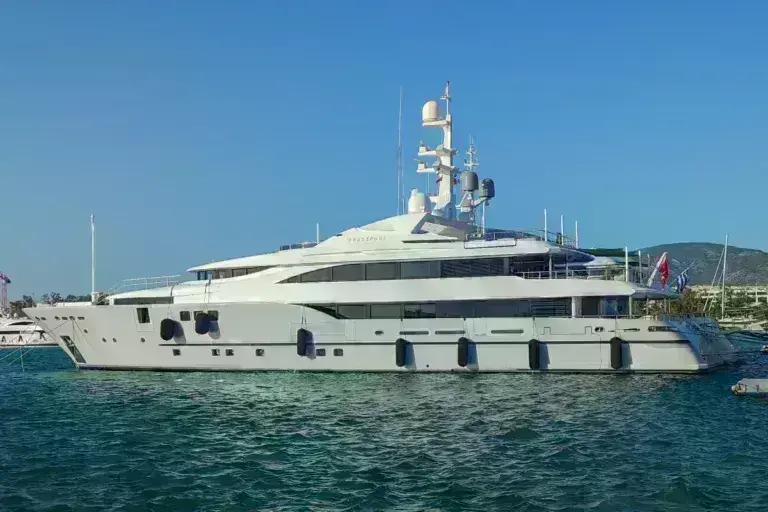 Φωτιά στην Ύδρα: Συνελήφθησαν 13 επιβάτες που έριξαν πυροτεχνήματα - Κατασχέθηκε η θαλαμηγός