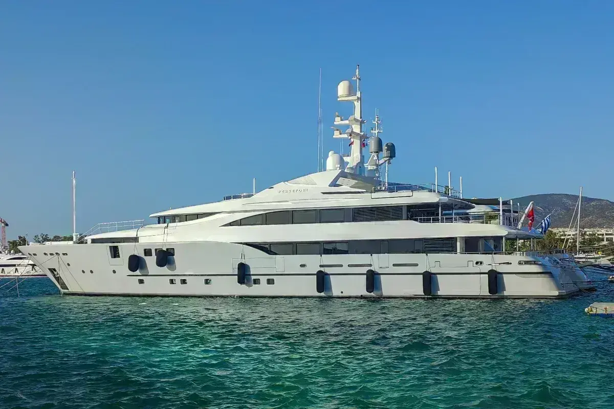 Φωτιά στην Ύδρα: Συνελήφθησαν 13 επιβάτες που έριξαν πυροτεχνήματα - Κατασχέθηκε η θαλαμηγός