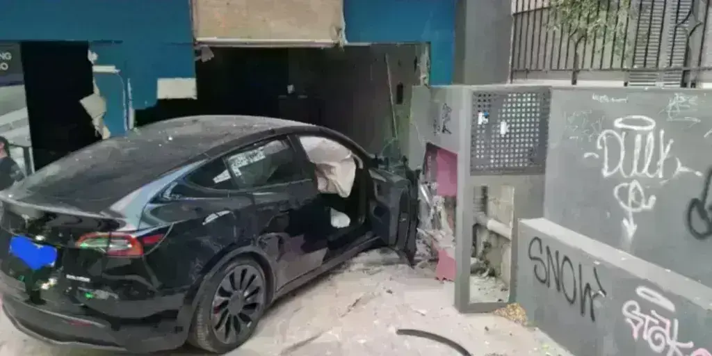 Σοβαρό τροχαίο στην Κηφισιά: Tesla έπεσε πάνω σε τζαμαρία