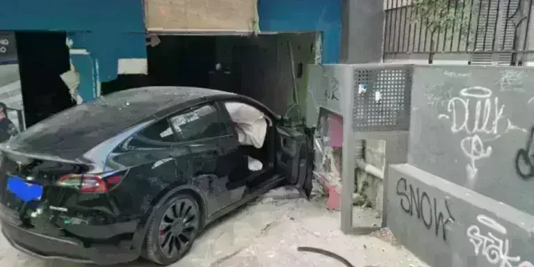 Σοβαρό τροχαίο στην Κηφισιά: Tesla έπεσε πάνω σε τζαμαρία