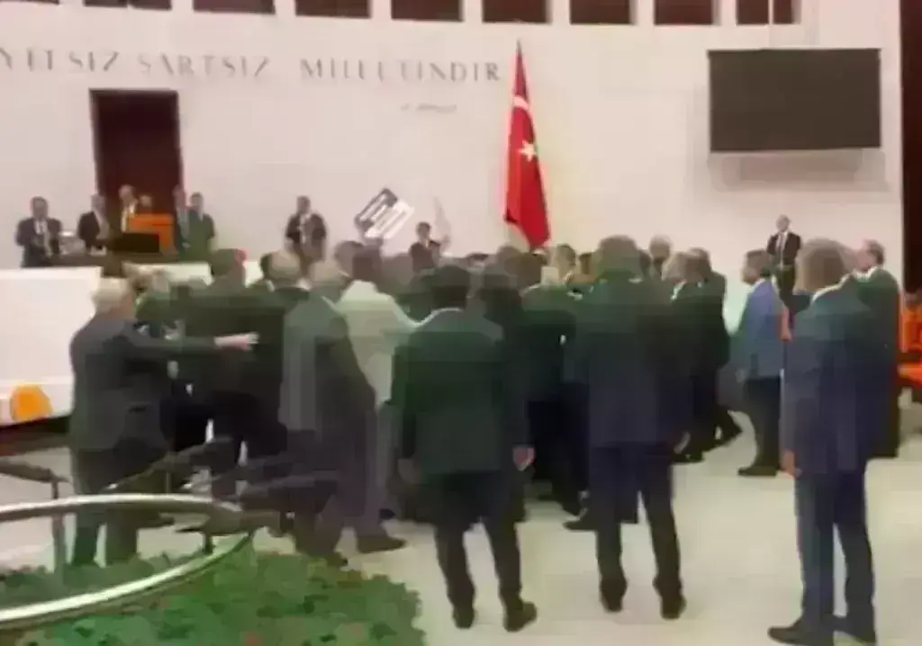 Τουρκία: Αγριο ξύλο στην Εθνοσυνέλευση [βίντεο]