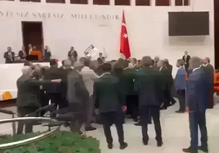 Τουρκία: Αγριο ξύλο στην Εθνοσυνέλευση [βίντεο]
