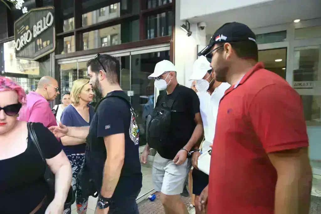 Ύδρα: Αρνήθηκαν οι 13 ότι πέταξαν πυροτεχνήματα – Διώκονται για κακούργημα