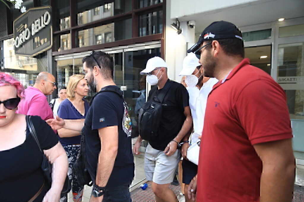 Ύδρα: Αρνήθηκαν οι 13 ότι πέταξαν πυροτεχνήματα – Διώκονται για κακούργημα