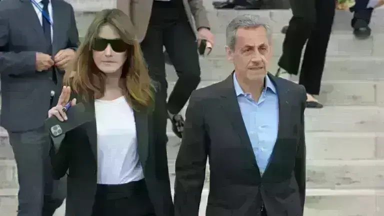 Η πρώην πρώτη κυρία της Γαλλίας Κάρλα Μπρούνι κατηγορούμενη για την υπόθεση παράνομης χρηματοδότησης της καμπάνιας του Σαρκοζί