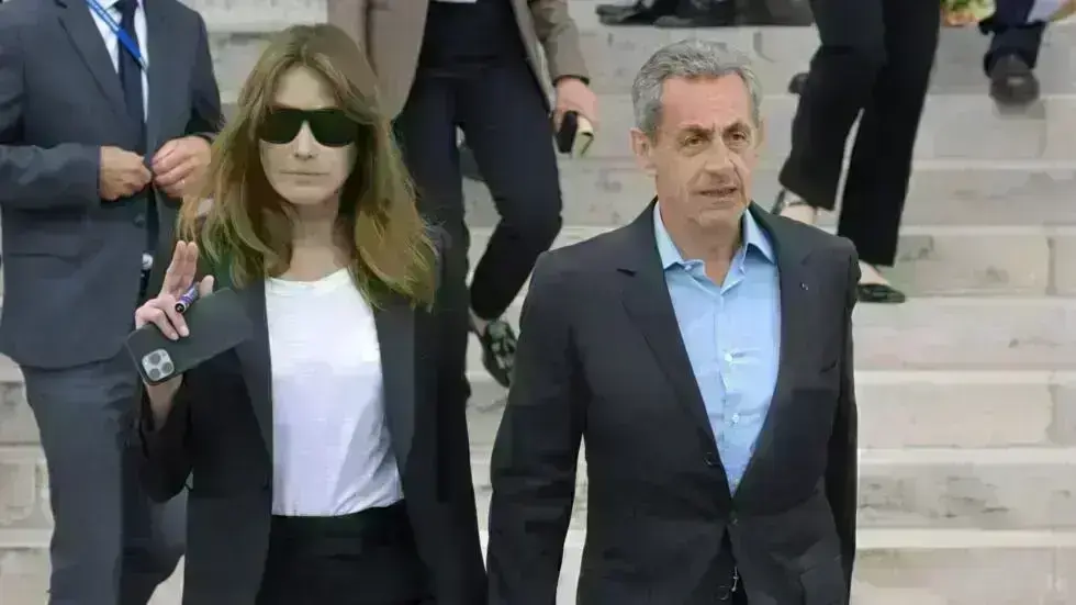 Η πρώην πρώτη κυρία της Γαλλίας Κάρλα Μπρούνι κατηγορούμενη για την υπόθεση παράνομης χρηματοδότησης της καμπάνιας του Σαρκοζί