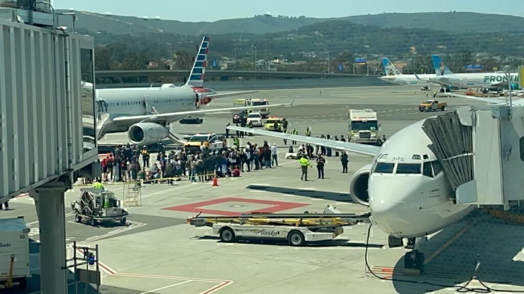 American Airlines: Καμπίνα αεροσκάφους γέμισε καπνό από φορητό υπολογιστή επιβάτη- Το εγκατέλειψαν μ