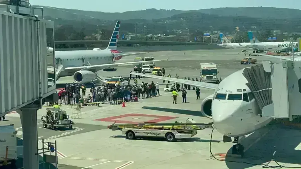 American Airlines: Καμπίνα αεροσκάφους γέμισε καπνό από φορητό υπολογιστή επιβάτη- Το εγκατέλειψαν με τις τσουλήθρες