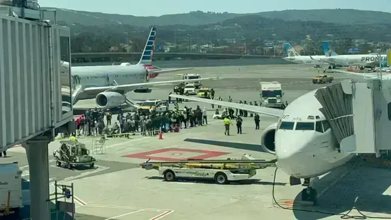 American Airlines: Καμπίνα αεροσκάφους γέμισε καπνό από φορητό υπολογιστή επιβάτη- Το εγκατέλειψαν με τις τσουλήθρες