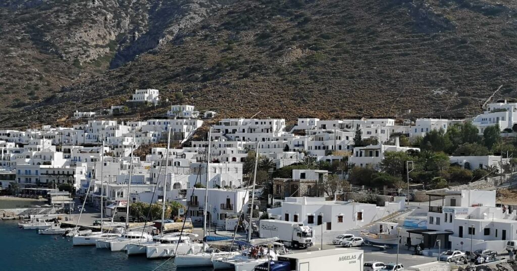 Σίφνος: Κάβος πλοίου έσπασε και χτύπησε δύο άτομα που επέβαιναν σε μηχανή