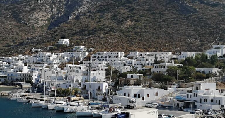Σίφνος: Κάβος πλοίου έσπασε και χτύπησε δύο άτομα που επέβαιναν σε μηχανή