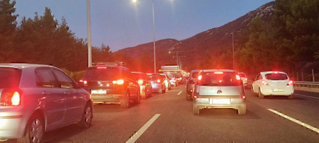 Κίνηση τώρα: Ουρές χιλιομέτρων στην εθνική οδό στο ρεύμα προς Αθήνα [εικόνες]