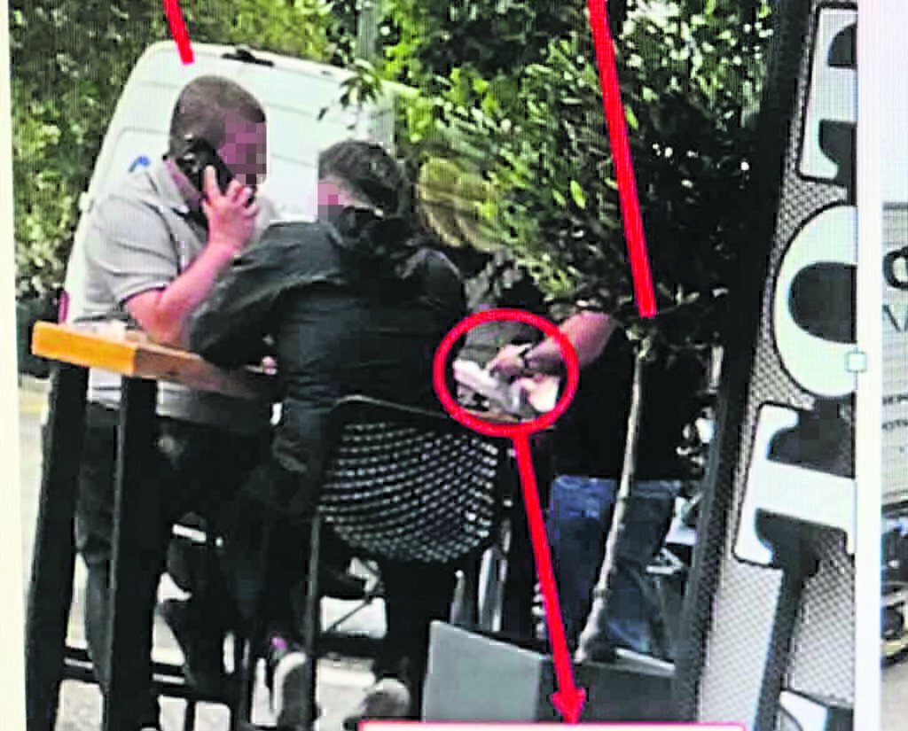 Ιδού οι φωτογραφίες – ντοκουμέντα από το κύκλωμα που εκβίαζε καταστηματάρχες στην Αθήνα – Αποκαλυπτικοί οι διάλογοι