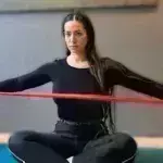 Ασκήσεις για όλο το σώμα με ένα λάστιχο από τη Μάντη Περσάκη