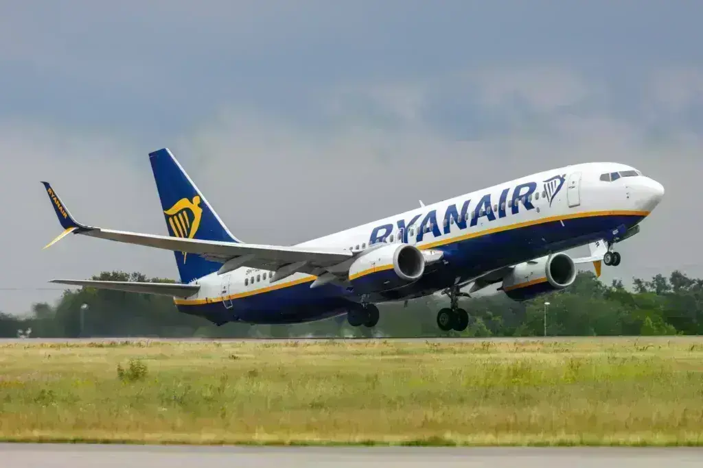 Ryanair: Αναγκαστική προσγείωση λόγω «μαζικού» καβγά επιβατών- Σοκ από το βίντεο