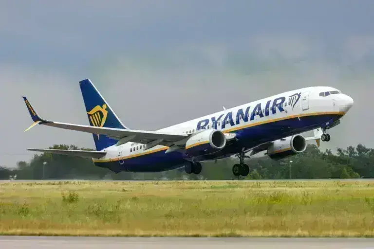 Ryanair: Αναγκαστική προσγείωση λόγω «μαζικού» καβγά επιβατών- Σοκ από το βίντεο