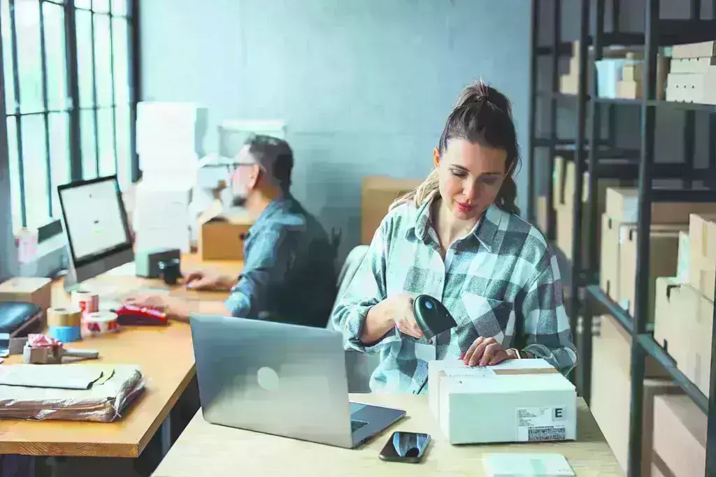 «Φρένο» από την Ε.Ε. στις πλατφόρμες e-εμπορίου - To Shein, το Temu και οι 30.000 παραγγελίες την ημέρα από την Ελλάδα