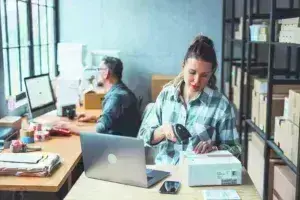 «Φρένο» από την Ε.Ε. στις πλατφόρμες e-εμπορίου - To Shein, το Temu και οι 30.000 παραγγελίες την ημέρα από την Ελλάδα