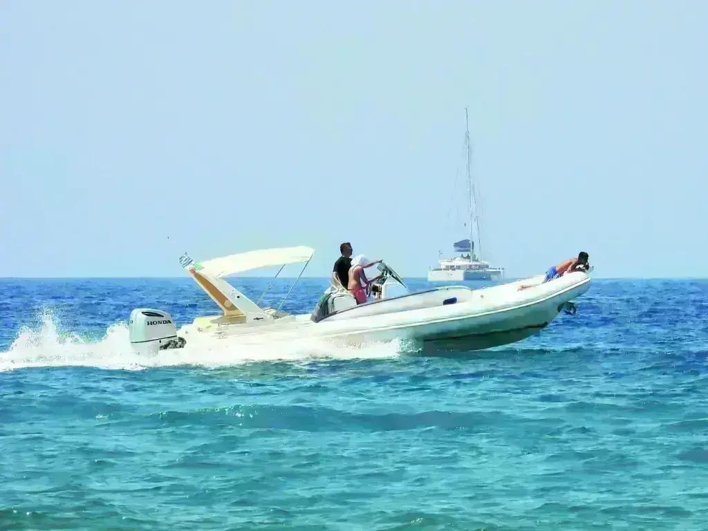 Φόρος έως 200 ευρώ σε 100.000 «σκαφάτους»