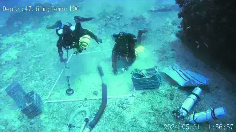 Ναυάγιο των Αντικυθήρων: Στο φως τμήμα του ξύλινου σκαριού