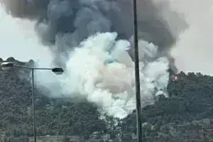 Φωτιά τώρα στα Γλυκά Νερά: Κοντά σε κατοικημένη περιοχή - Εστάλη μήνυμα του 112