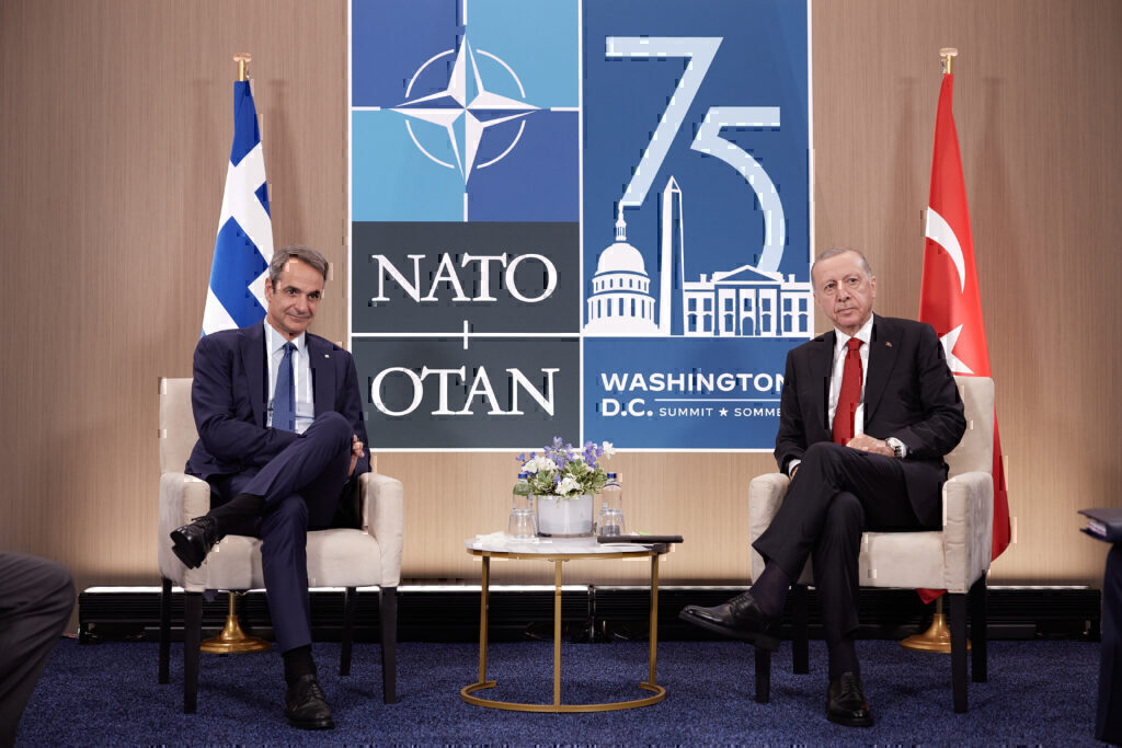 «Ήρεμα νερά» με Αγκυρα, κίτρινη κάρτα στα Σκόπια – Το παρασκήνιο της συνάντησης Μητσοτάκη-Ερντ