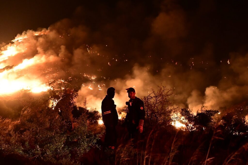 Φωτιά στην Εύβοια: Συγκλονίζει ο τραυματίας πυροσβέστης – «Μας κύκλωσε η φωτιά, παραλίγο να κα