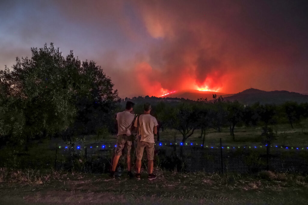 Φωτιά στην Εύβοια: Ολονύχτιο θρίλερ με τις φλόγες – Αντιπυρικές ζώνες και μάχη να μην επεκταθε