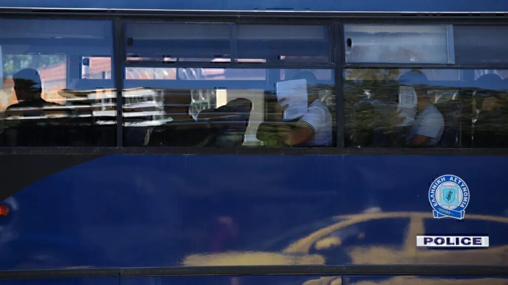 Κύκλωμα εκβιαστών μπράβων: Ελεύθεροι με όρους πέντε ανήλικοι για τα επεισόδια έξω από το γήπεδο στην
