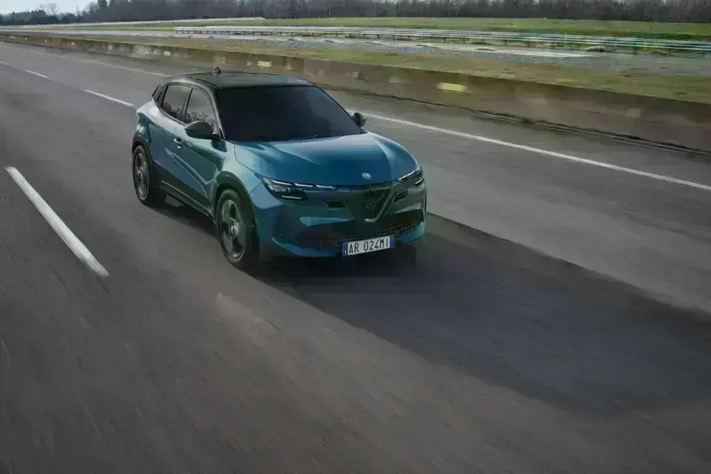 Η νέα Alfa Romeo Junior διαθέσιμη στην Ελλάδα με τιμή από €29.900!