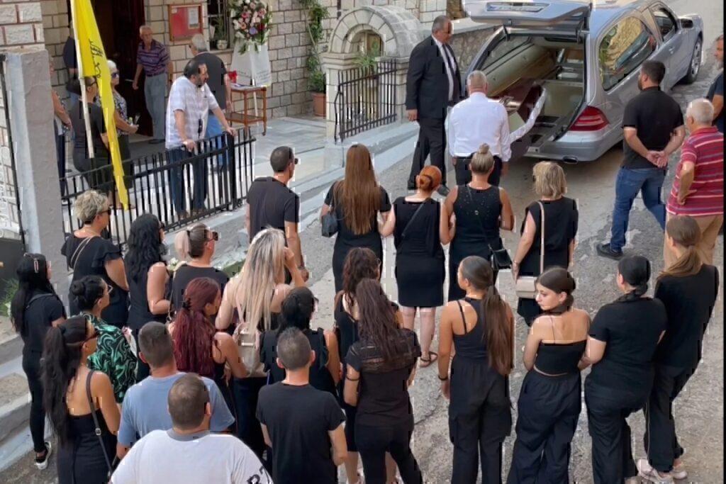 Γυναικοκτονία στην Αμφιλοχία: Τραγικές φιγούρες στην κηδεία της 36χρονης Αρετής οι γονείς και τα παι