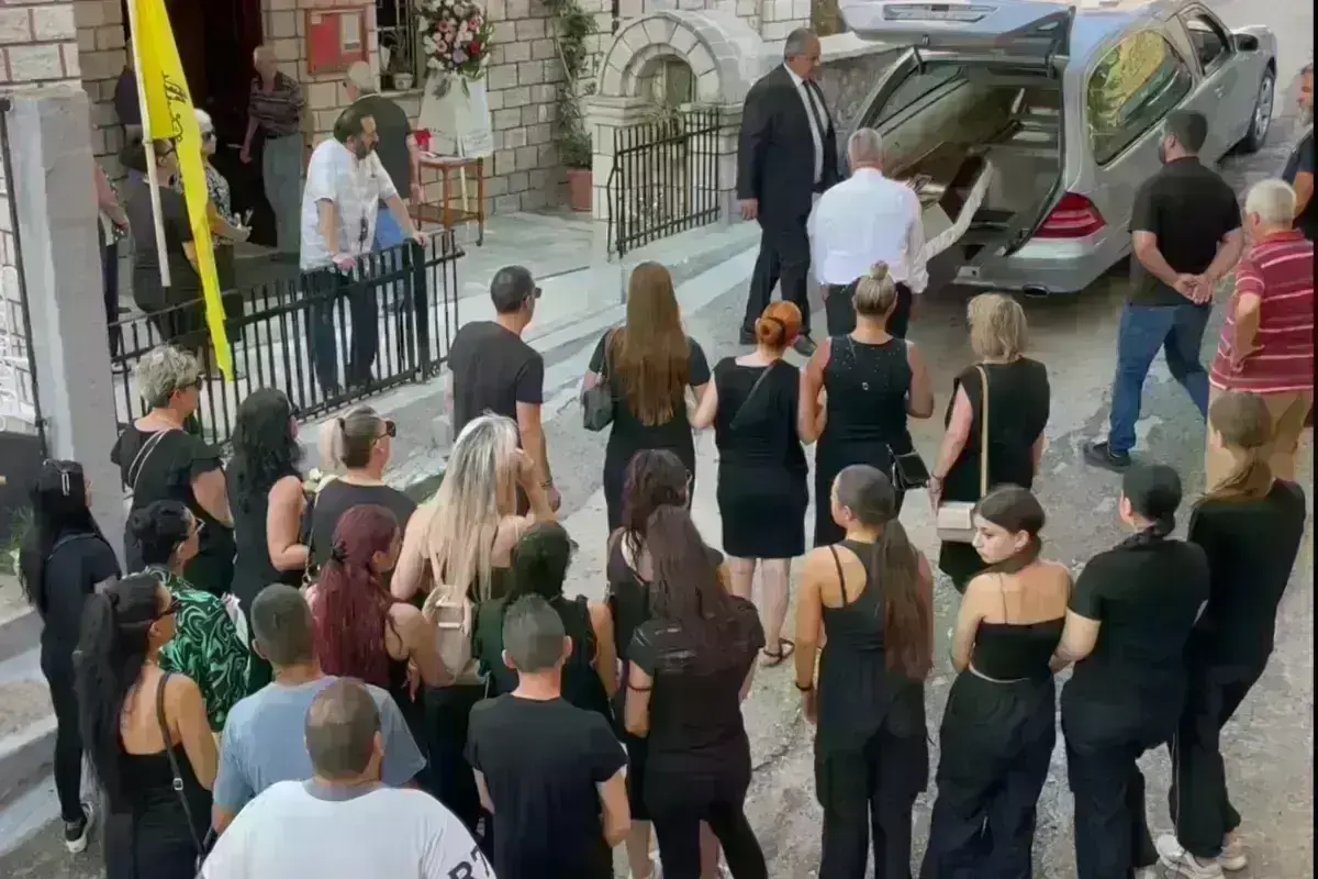 Γυναικοκτονία στην Αμφιλοχία: Τραγικές φιγούρες στην κηδεία της 36χρονης Αρετής οι γονείς και τα παιδιά της - «Πού πας κορίτσι μου;» φώναζε η μητέρα της [βίντεο]