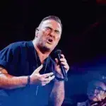 Αντώνης Ρέμος: «Είμαι εδώ όρθιος γιατί με αγαπάτε» – Τα πρώτα του λόγια στην πρώτη sold out συναυλία του μετά την υπόθεση φοροδιαφυγής