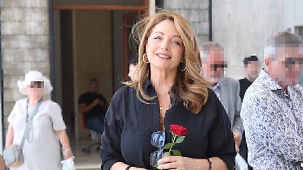 Μνημόσυνο Τόλη Βοσκόπουλου: Το χαμόγελο της Άντζελας Γκερέκου στις κάμερες – Με άδειο βλέμμα η