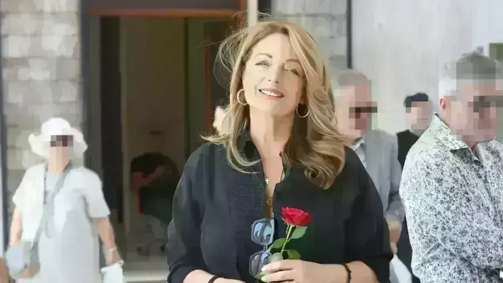 Μνημόσυνο Τόλη Βοσκόπουλου: Το χαμόγελο της Άντζελας Γκερέκου στις κάμερες – Με άδειο βλέμμα η κόρη της, Μαρία