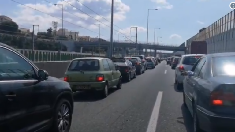 Φωτιά σε όχημα στην Κακιά Σκάλα – Κλειστή η Αθηνών-Κορίνθου προς Κόρινθο