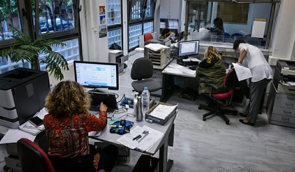 Συντάξεις στο δημόσιο: Τα όρια ηλικίας έως το 2026 για όλες τις κατηγορίες [πίνακες και παραδείγματα