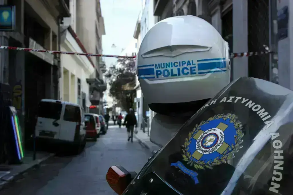 Σε αργία οι δημοτικοί υπάλληλοι της σπείρας εκβιαστών: Αποκαλυπτικοί διάλογοι που τους «καίνε» ̵
